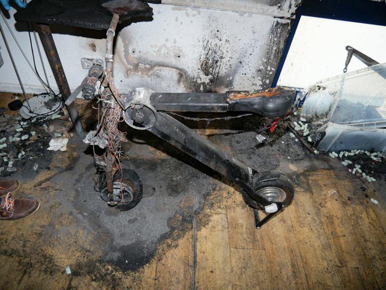 Bild 13 / Der in Brand geratene Elektro-Scooter  wurde zum Aufladen in dem Büro abgestellt. 