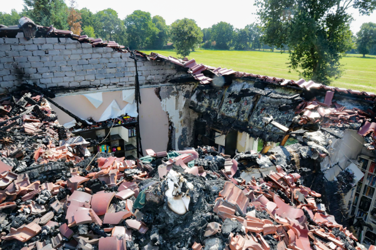Bild 3 / Das Dach des Wohngebäudes wurde  durch den Brand vollständig zerstört.