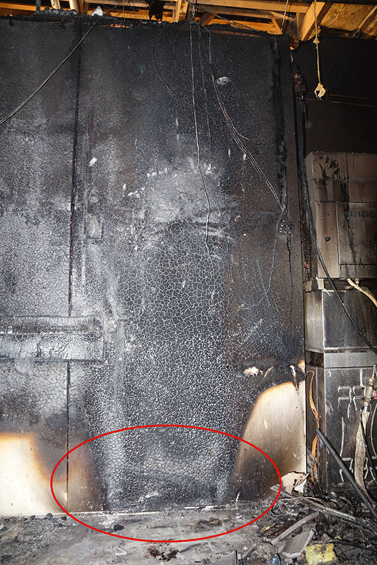 Bild 5 / Blick auf den Brandausbruchbereich, wie er anhand der intensivsten und räumlich gesehen tiefsten Brandzehrungen zu identifizieren war (rote Markierung).