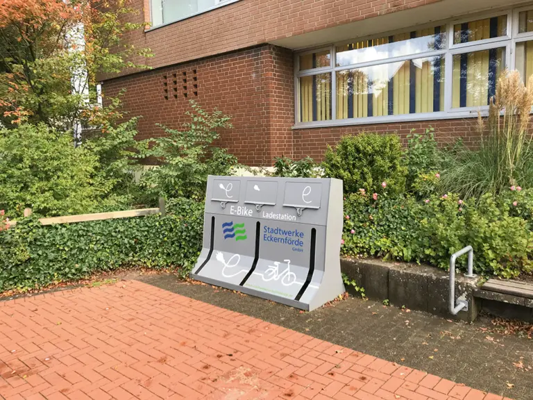Bilder 4 bis 6 / Ladestationen für Pedelecs im Außen- und Innenbereich (Quelle: Erbe)