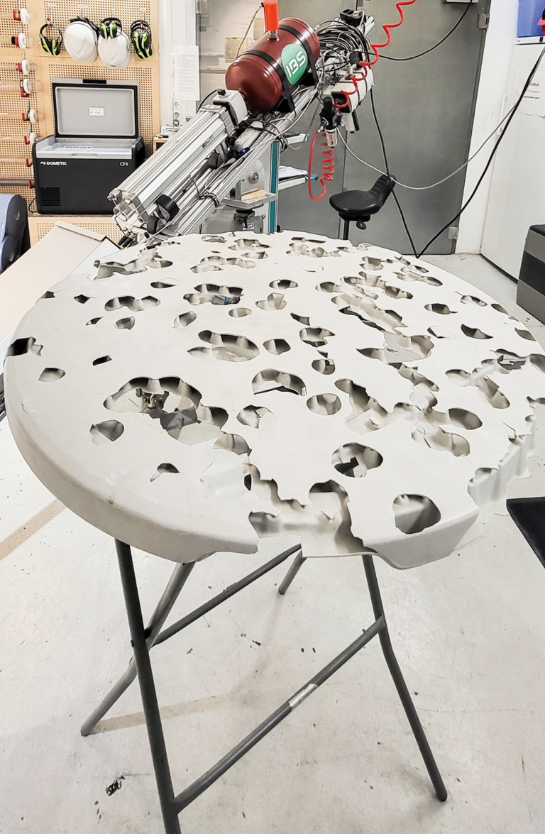 Bild 5a und 5b / Schadensbild auf Tisch bei hoher Dichte an Hagelkörner (Quelle: EPZ)