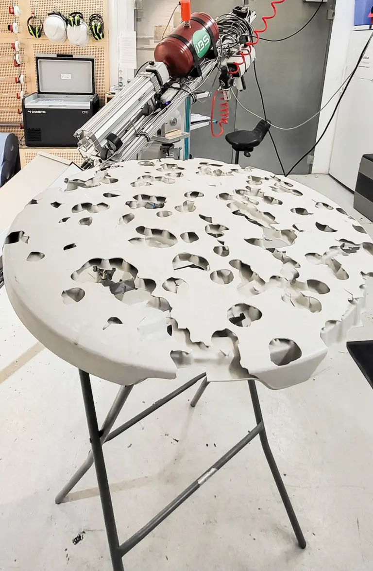 Bild 5a und 5b / Schadensbild auf Tisch bei hoher Dichte an Hagelkörner (Quelle: EPZ)