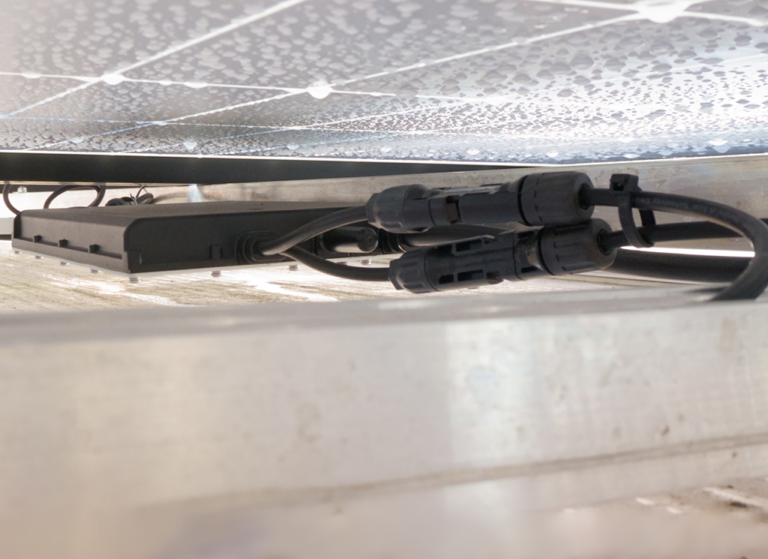 Bild 3 / Micro-Wechselrichter unterhalb der PV-Module