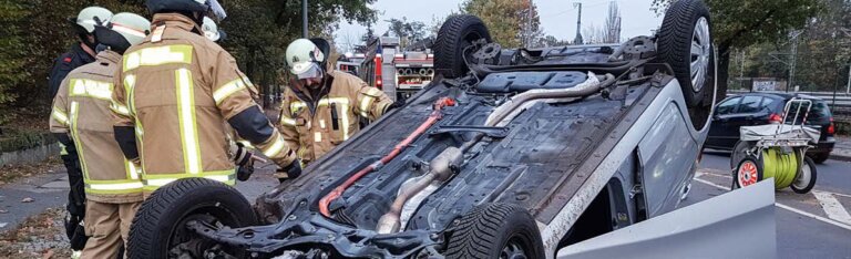 Bild 5 Die orangen Kabel am Unterboden des verunglückten Pkw sind ein Hinweis auf verbaute Hochvolt-Komponenten. Sofern beim Notruf das KFZ-Kennzeichen in der Leitstelle abgefragt wurde, kann den anrückenden Einsatzkräften bereits auf der Anfahrt das verwechslungssicher zugeordnete Rettungsdatenblatt übermittelt und damit die Antriebsart festgestellt werden (Foto: Dr. Rolf Erbe).