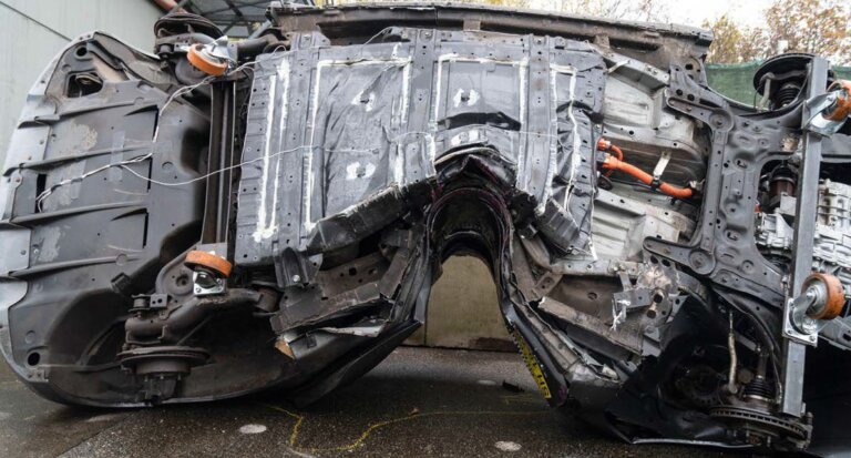 Bild 9 Durch massive mechanische Einwirkung, wie in diesem Fall ein seitlicher Aufprall auf ein rundes festes Hindernis, zum Beispiel einen Baum oder einen gut verankerten stabilen Pfosten, kann es zur Reaktion in der Hochvoltbatterie und in Folge zum „Thermal Runaway“ kommen (Foto: DEKRA).