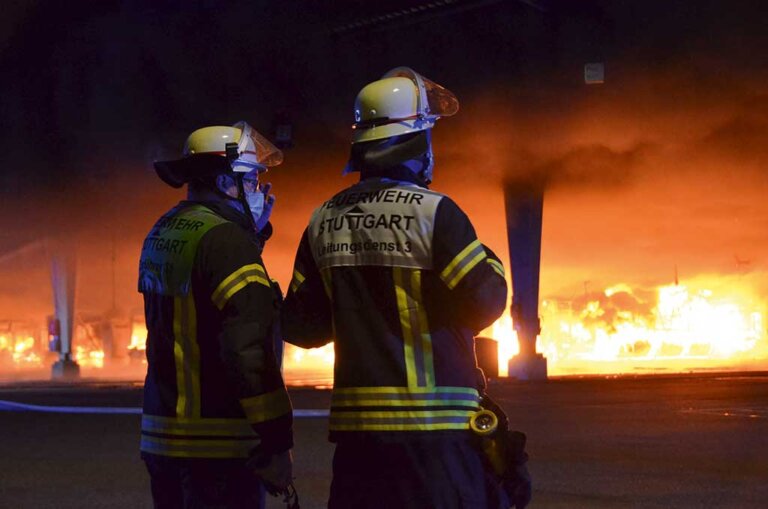 Bild 1 / Vollbrand der Abstellhalle der Stuttgarter Straßenbahnen (SSB)
