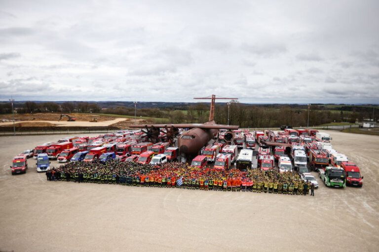Bild 3 / Gruppenbild der Übungsteilnehmer bei der Feuerwehrübung „Roter Heuberg“ am Samstag, 1. April 2023. Etwa ein Drittel der abgebildeten Fahrzeuge begegnete dem von den Nachwuchsführungskräften ausgearbeiteten Szenario im Laufe des Tages, noch einmal so viele am Folgetag.