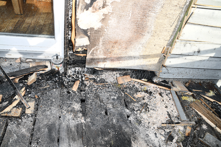 Bild 1 / Der Brandausgangspunkt auf dem Balkon; hier hat der Kunststoffeimer gestanden.