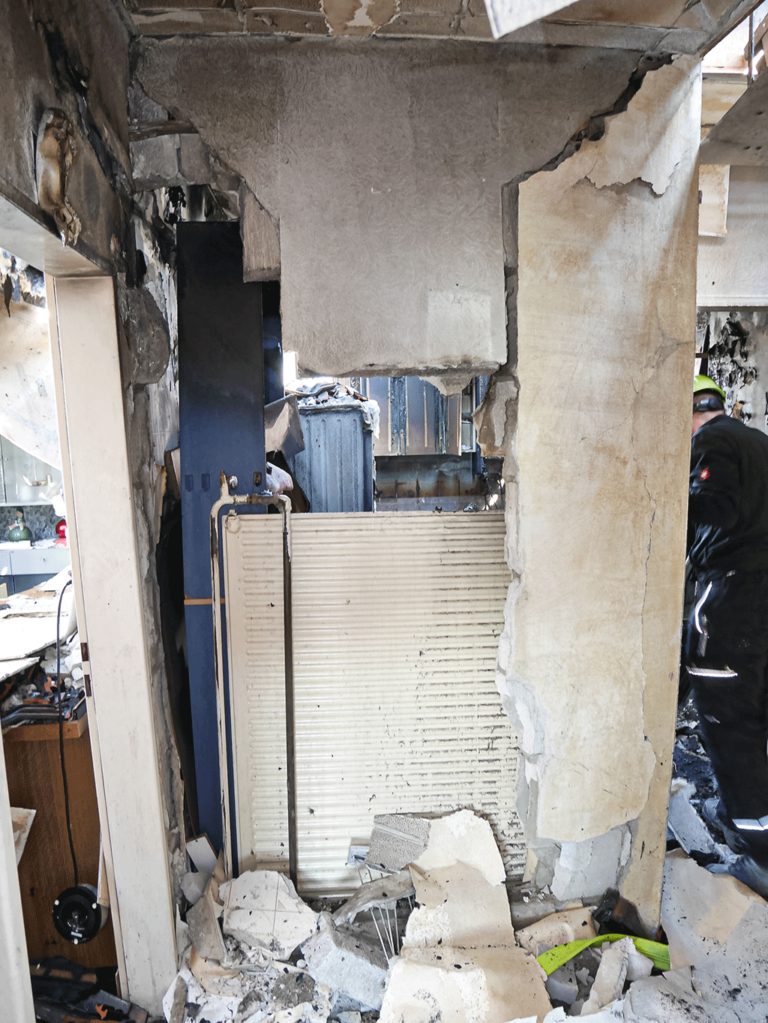 Bild 10 / Blick vom Wohnungsflur durch die eingestürzte Wand ins Badezimmer