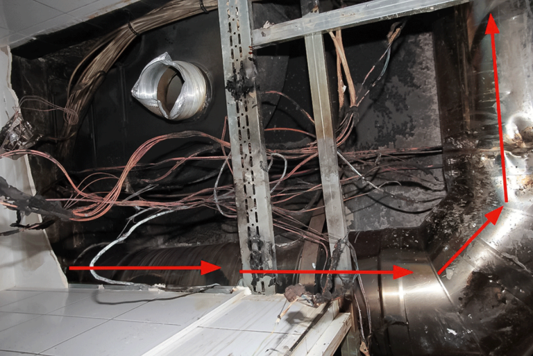 Bild 3 / Blick von der Küche nach oben: Das Abgasrohr verläuft waagerecht durch die Zwischendecke …