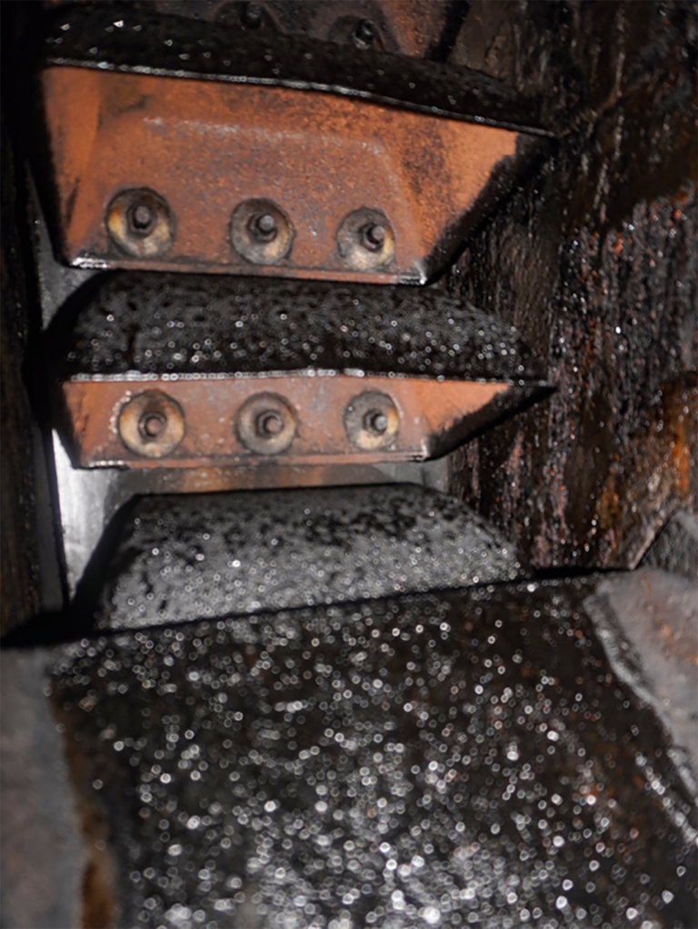 Bild 9 / Im Bereich des Dachgeschosses liegen im Elevator intensive Rußbeaufschlagungen vor.