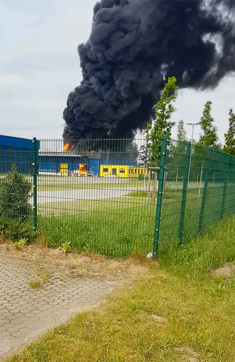 Bild 1 / Aufnahme des Brandes von einem Zeugen außerhalb des Geländes