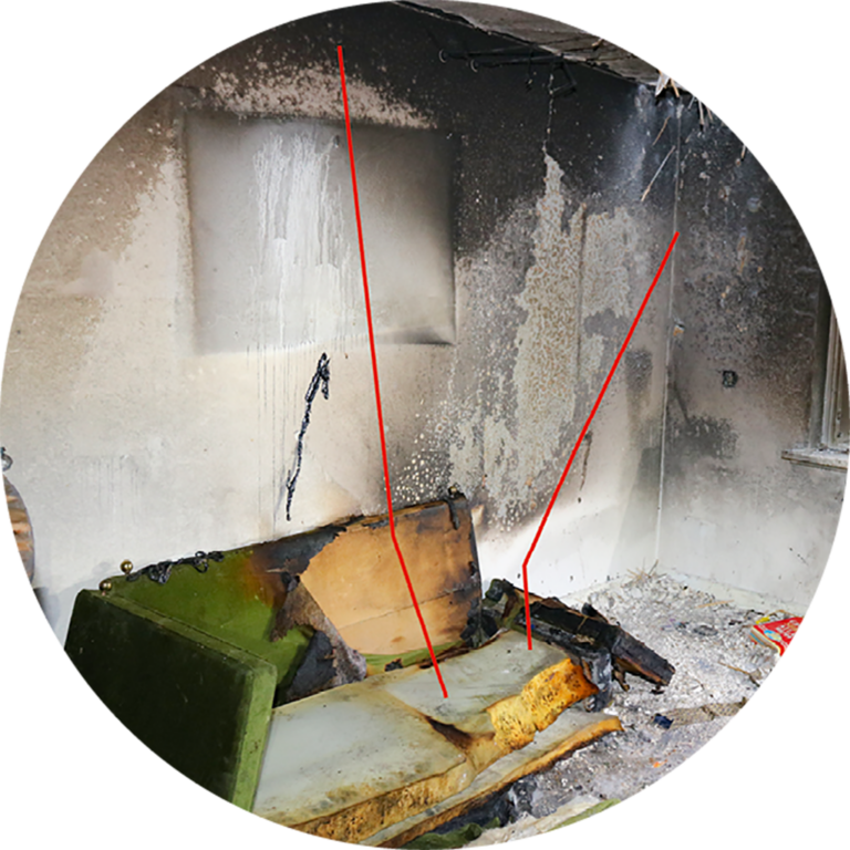 Bild 4 / Blick auf den Brandausbruchsbereich: Über der rechten Seite des Sofas zeichnet sich ein Brandtrichter an der Wand ab.