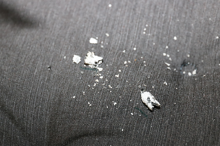 Bilder 12a und 12b / Abgeascht auf einem Kissenbezug aus 60 % Polyester und 40 % Baumwolle.